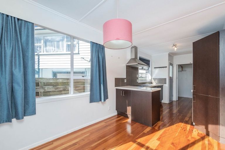 Photo of property in 27 Brooker Grove, Newlands, Wellington, 6037