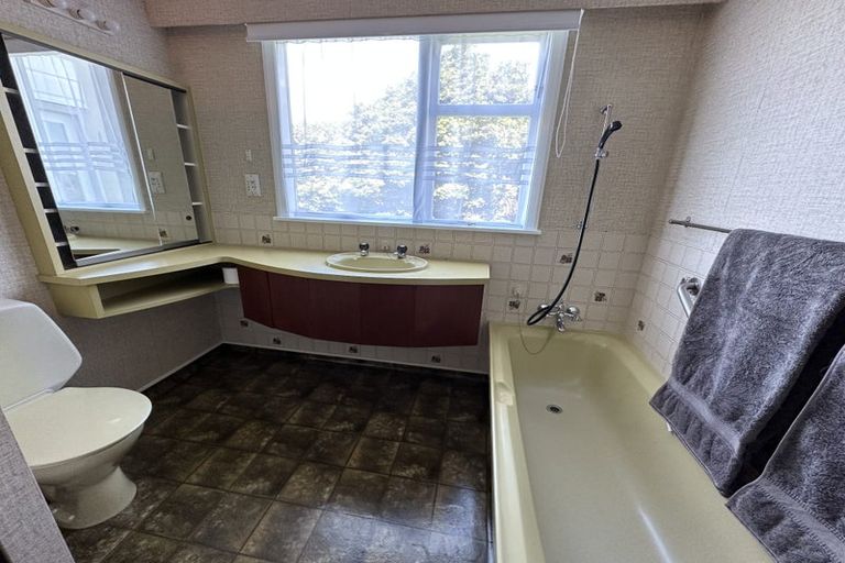 Photo of property in 1 Bank Road, Northland, Wellington, 6012