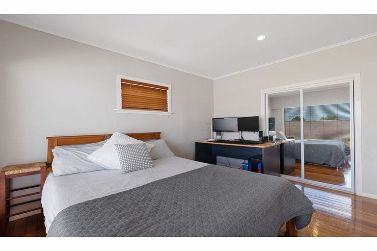 Photo of property in 137 Carlisle Road, Northcross, Auckland, 0632