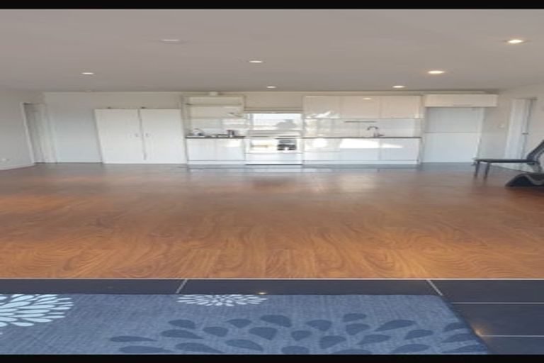 Photo of property in 5 Girrahween Drive, Totara Vale, Auckland, 0629