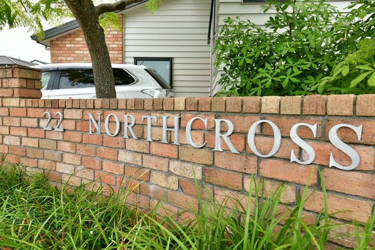Photo of property in 3/22 Northcross Drive, Oteha, Auckland, 0632