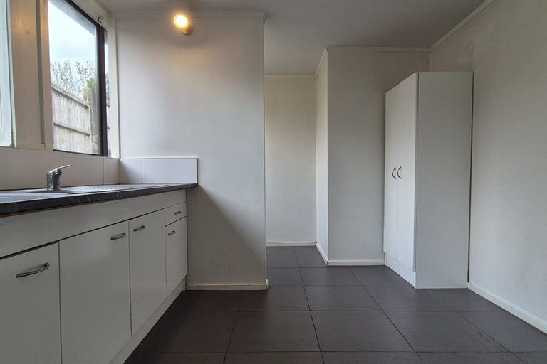 Photo of property in 1 Lauderdale Road, Birkdale, Auckland, 0626
