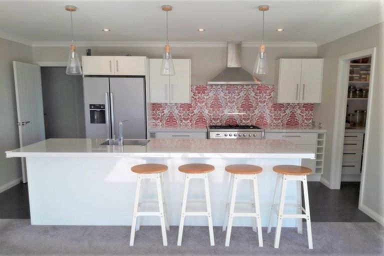 Photo of property in 11 Saint Heliers Grove, Fitzherbert, Palmerston North, 4410