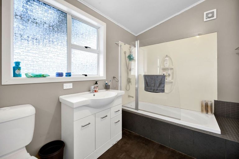 Photo of property in 6 Tawhiti Road, Hawera, 4610