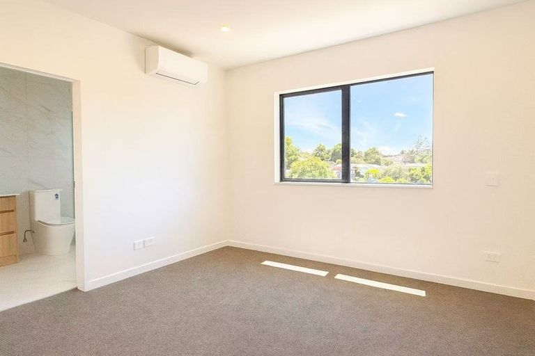 Photo of property in 1 Rosalind Road, Glenfield, Auckland, 0629