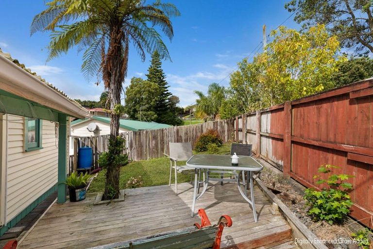 Photo of property in 60 Sunnyside Road, Sunnyvale, Auckland, 0612