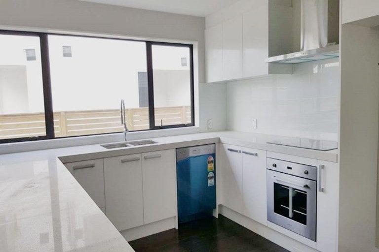 Photo of property in 16 Takutai Avenue, Bucklands Beach, Auckland, 2012