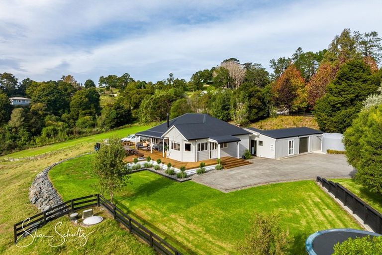 Photo of property in 17 Hook Road, Paparoa, 0571