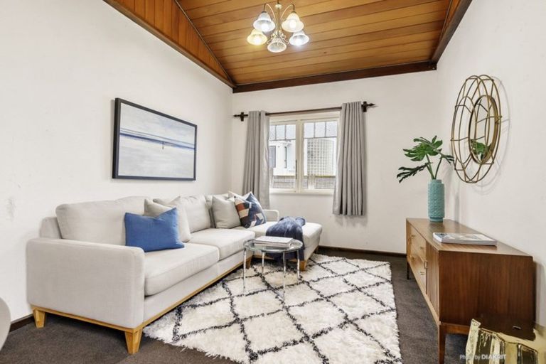 Photo of property in 1 Linwood Way, Island Bay, Wellington, 6023