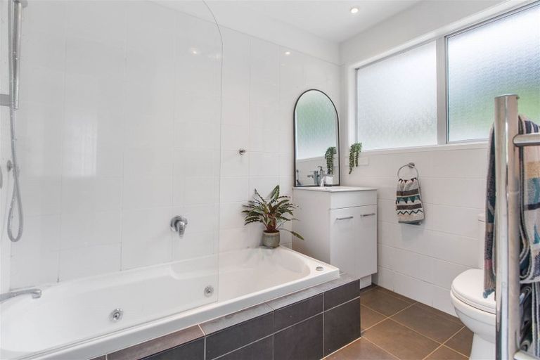 Photo of property in 1/12 Wanita Place, Totara Vale, Auckland, 0629