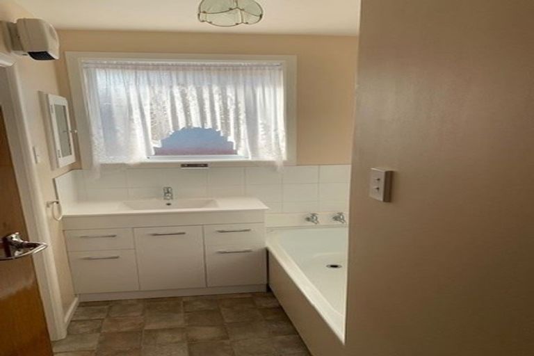 Photo of property in 17 Davidson Crescent, Hornby, Christchurch, 8042