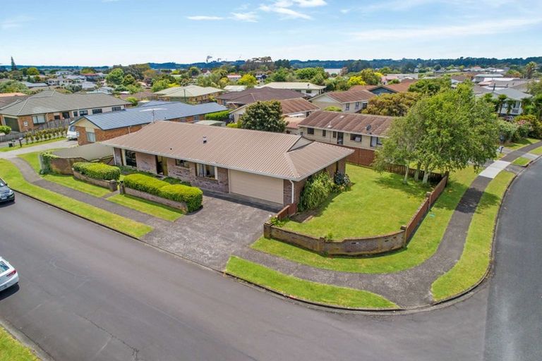 Photo of property in 28 Edgewater Parade, Waiuku, 2123