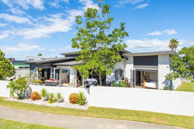 Photo of property in 15 Ella Place, Papamoa Beach, Papamoa, 3118
