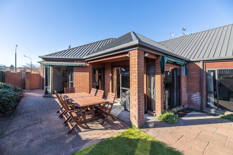 Photo of property in 22 Berkshire Drive, Avonhead, Christchurch, 8042