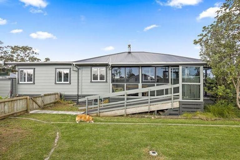 Photo of property in 2 Rere Place, Parakai, 0830