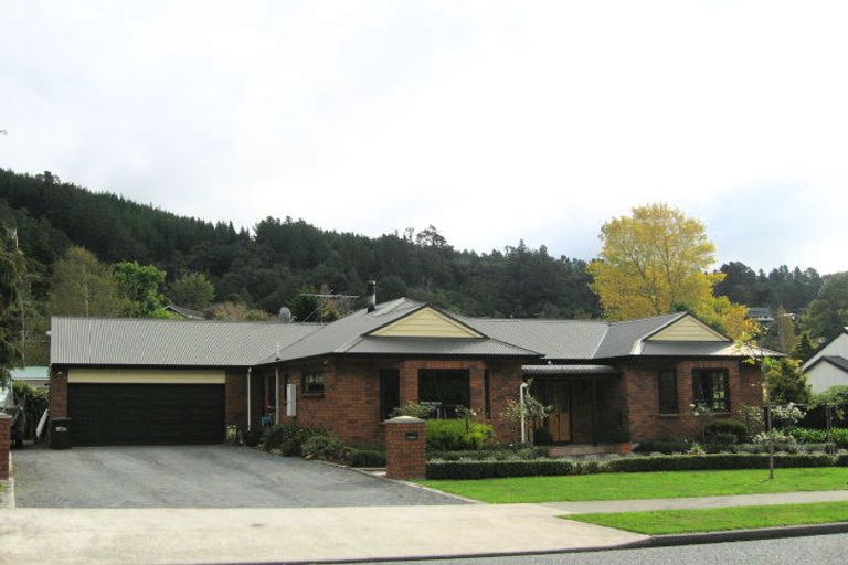 Photo of property in 90 Pinehaven Road, Pinehaven, Upper Hutt, 5019