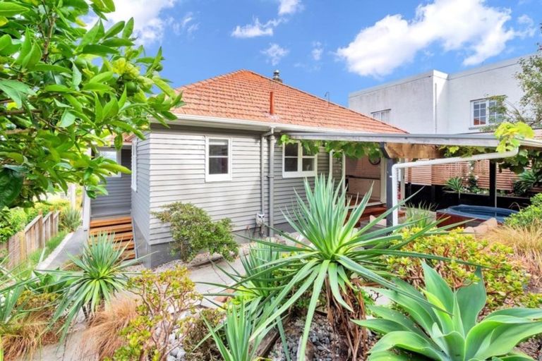 Photo of property in 19 Porter Crescent, Helensville, 0800