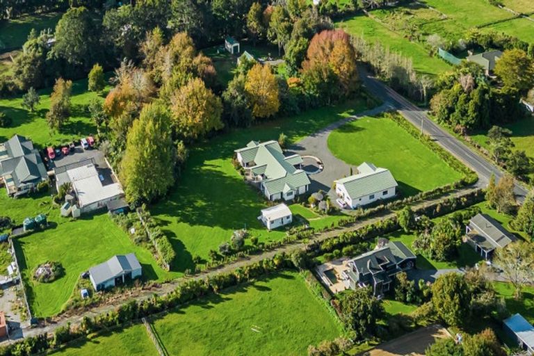 Photo of property in 88 Boord Crescent, Kumeu, 0891