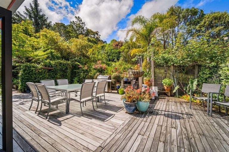 Photo of property in 12 Hobbs Road, Matakatia, Whangaparaoa, 0930