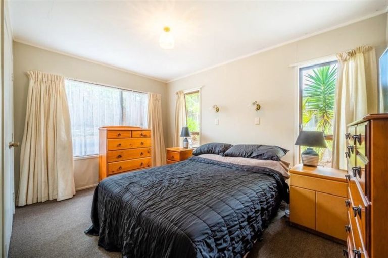 Photo of property in 2/43 Ravenwood Drive, Forrest Hill, Auckland, 0620