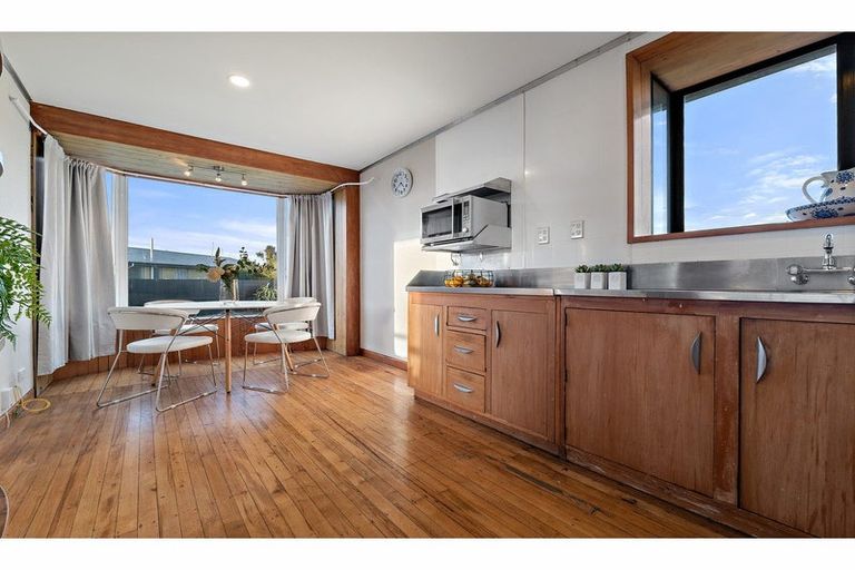 Photo of property in 11 Garvins Road, Hornby, Christchurch, 8042