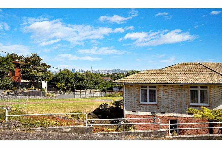 Photo of property in 83 Pupuke Road, Northcote, Auckland, 0627