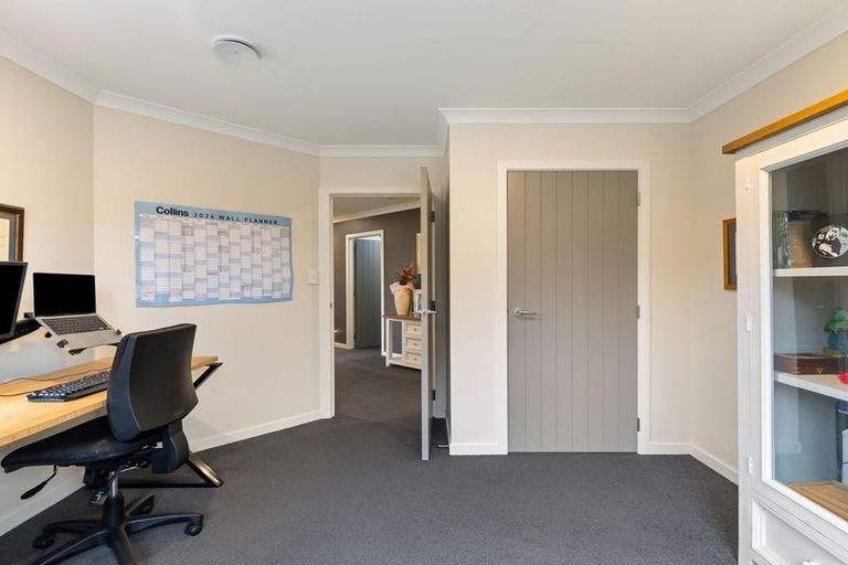 Photo of property in 6 Trump Place, Kelvin Grove, Palmerston North, 4414