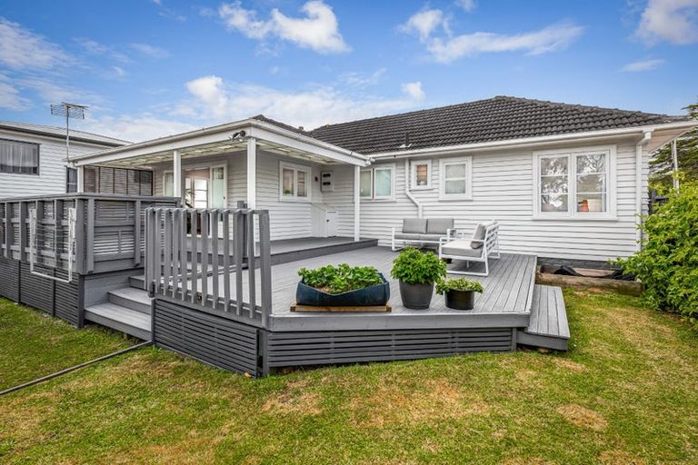 Photo of property in 51 Matipo Road, Te Atatu Peninsula, Auckland, 0610