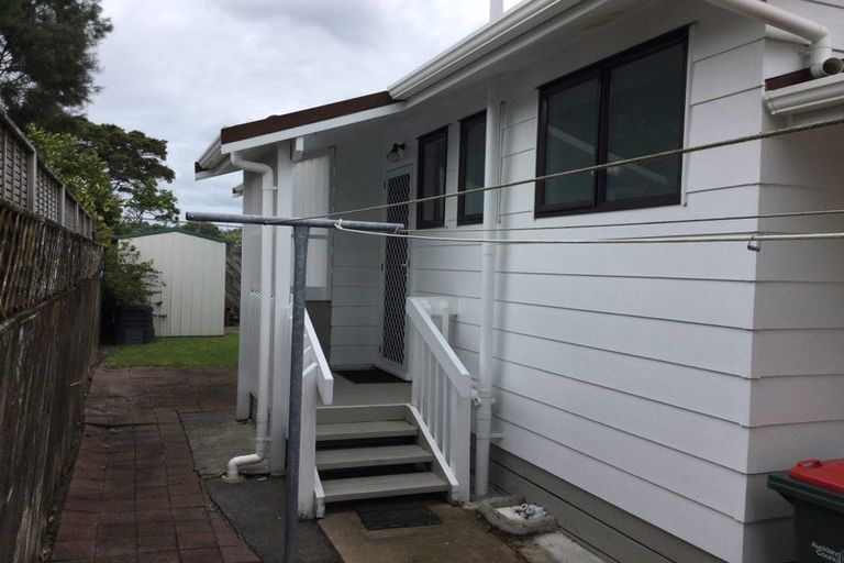 Photo of property in 1/7 Vardon Road, Green Bay, Auckland, 0604