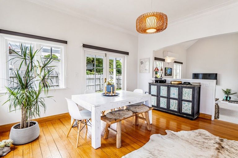 Photo of property in 38 Waiwaka Terrace, Strandon, New Plymouth, 4312