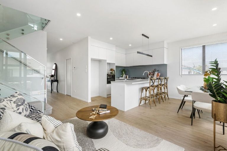 Photo of property in 49a Meadowood Drive, Unsworth Heights, Auckland, 0632