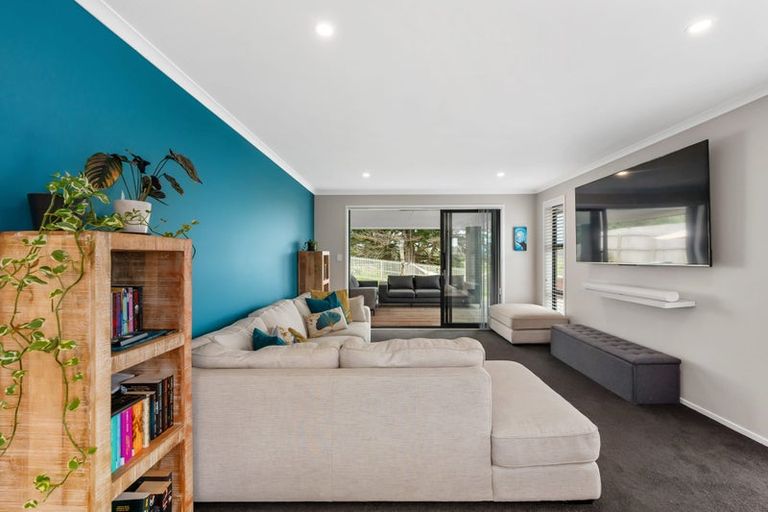 Photo of property in 19 Kawariki Road, Helensville, 0800