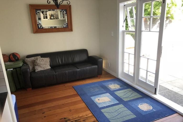 Photo of property in 9 Wadestown Road, Wadestown, Wellington, 6012