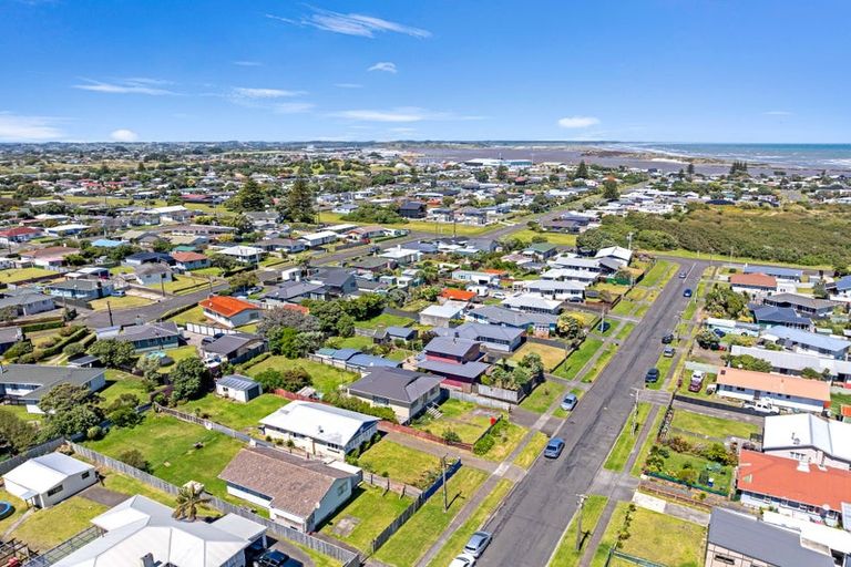 Photo of property in 18 Aotea Street, Castlecliff, Whanganui, 4501