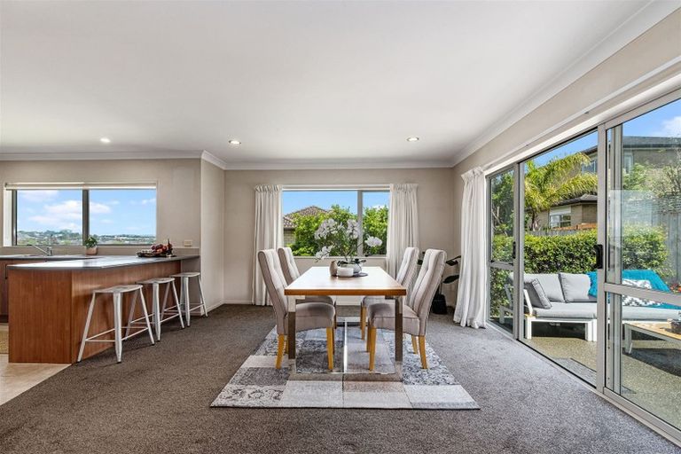 Photo of property in 22 Rising Parade, Fairview Heights, Auckland, 0632