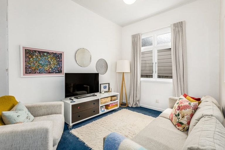 Photo of property in 107 Onepu Road, Lyall Bay, Wellington, 6022