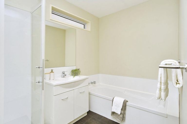 Photo of property in 142 Royal Park Drive, Parklands, Christchurch, 8083