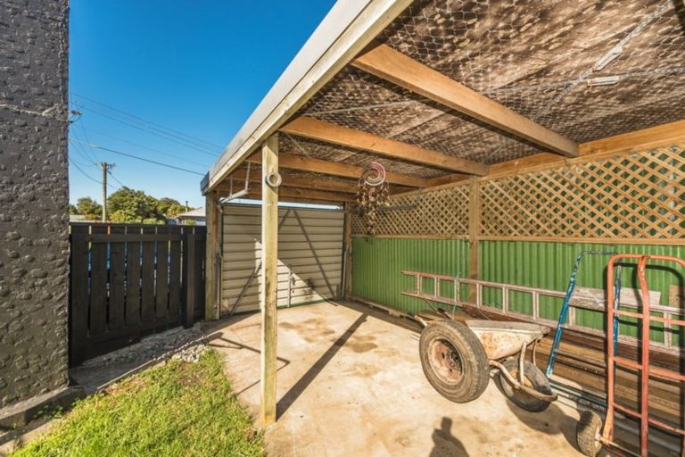 Photo of property in 1 Kamahi Street, Castlecliff, Whanganui, 4501