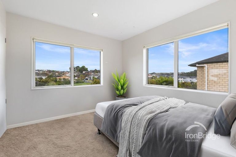 Photo of property in 12 Sohlue Place, Oteha, Auckland, 0632