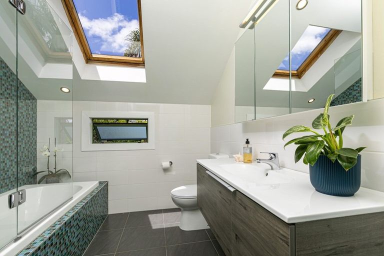 Photo of property in 2/305 Lake Road, Hauraki, Auckland, 0622