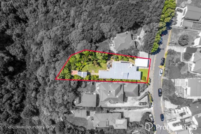 Photo of property in 6 Te Whiti Grove, Korokoro, Lower Hutt, 5012