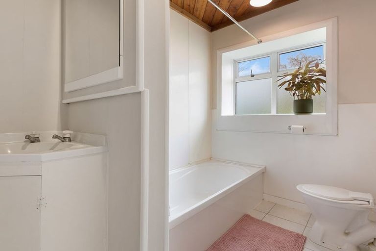 Photo of property in 3 Hawea Street, Merrilands, New Plymouth, 4312