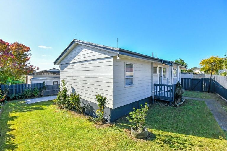 Photo of property in 1/11 Bundena Place, Clendon Park, Auckland, 2103