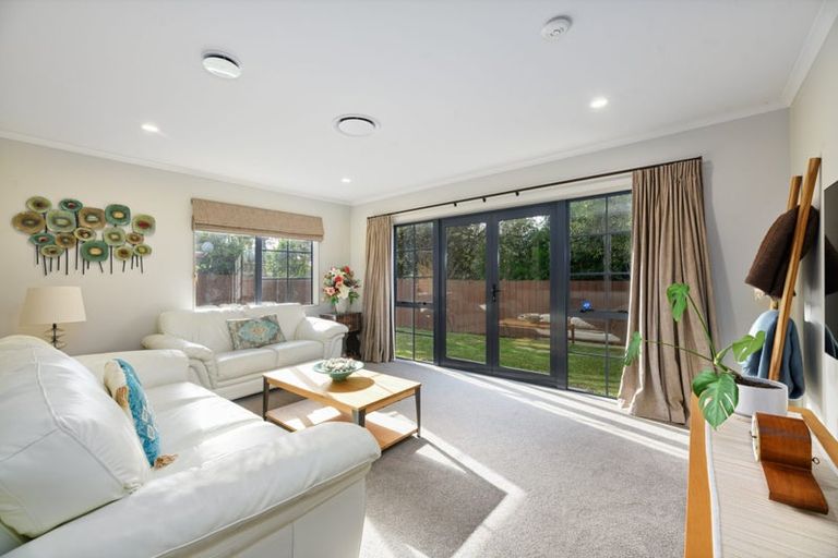 Photo of property in 15 Graven Court, Henderson, Auckland, 0612