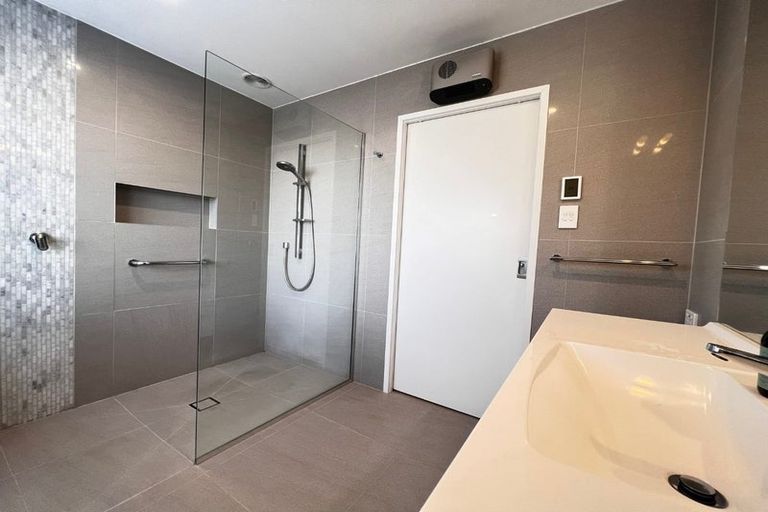 Photo of property in 1/17 Milford Road, Milford, Auckland, 0620