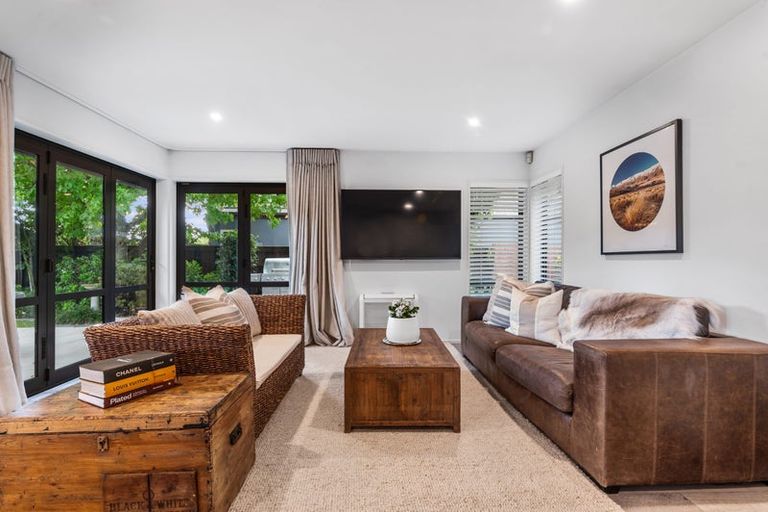 Photo of property in 100 Gardiners Road, Harewood, Christchurch, 8051