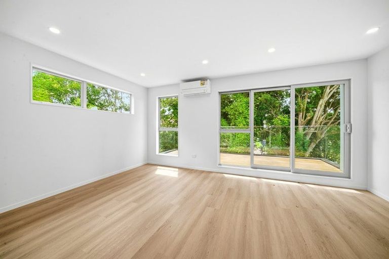 Photo of property in 26e Trojan Crescent, New Lynn, Auckland, 0600