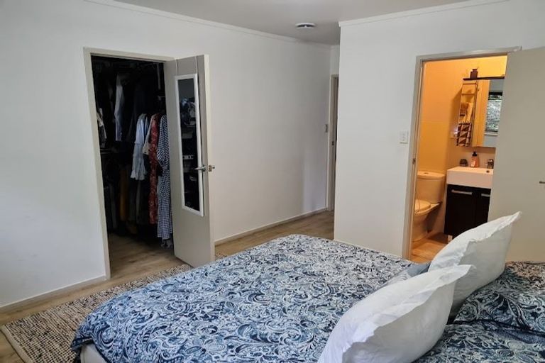 Photo of property in 18 Mappin Place, Chatswood, Auckland, 0626