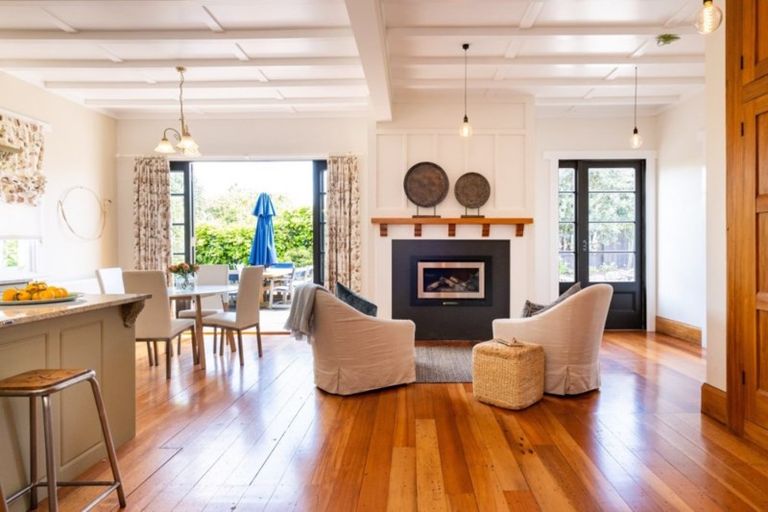 Photo of property in 28 Fitzroy Road, Bluff Hill, Napier, 4110