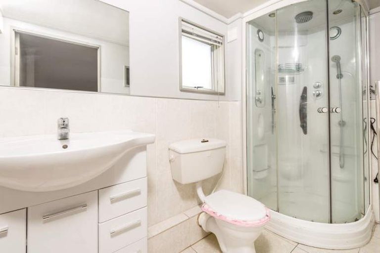 Photo of property in 1/288 Sunset Road, Windsor Park, Auckland, 0632